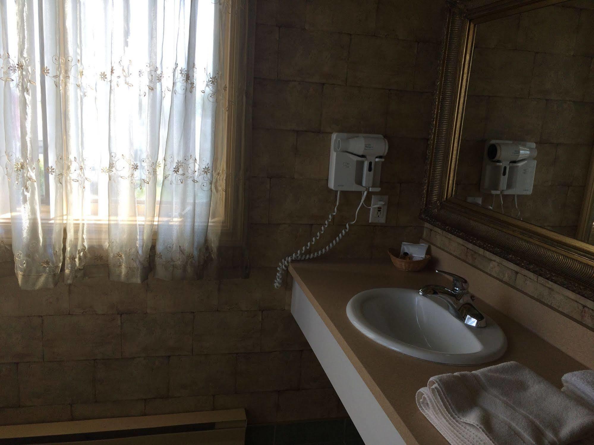 Motel-Auberge Helene Victoriaville Eksteriør billede