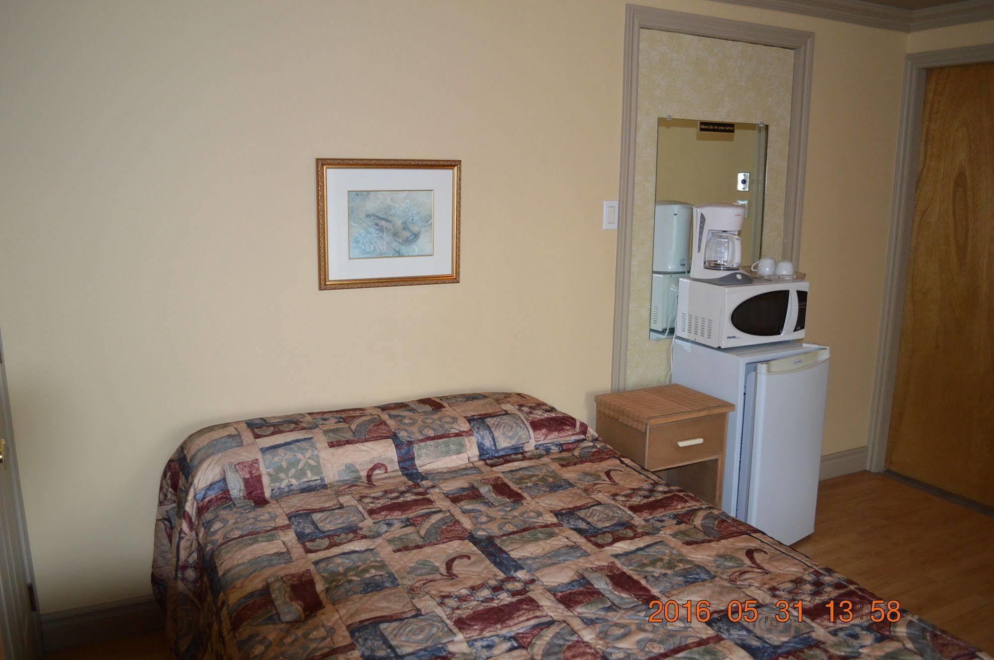 Motel-Auberge Helene Victoriaville Eksteriør billede