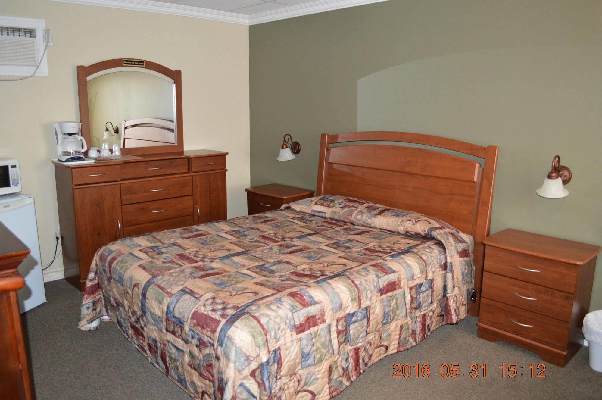 Motel-Auberge Helene Victoriaville Eksteriør billede